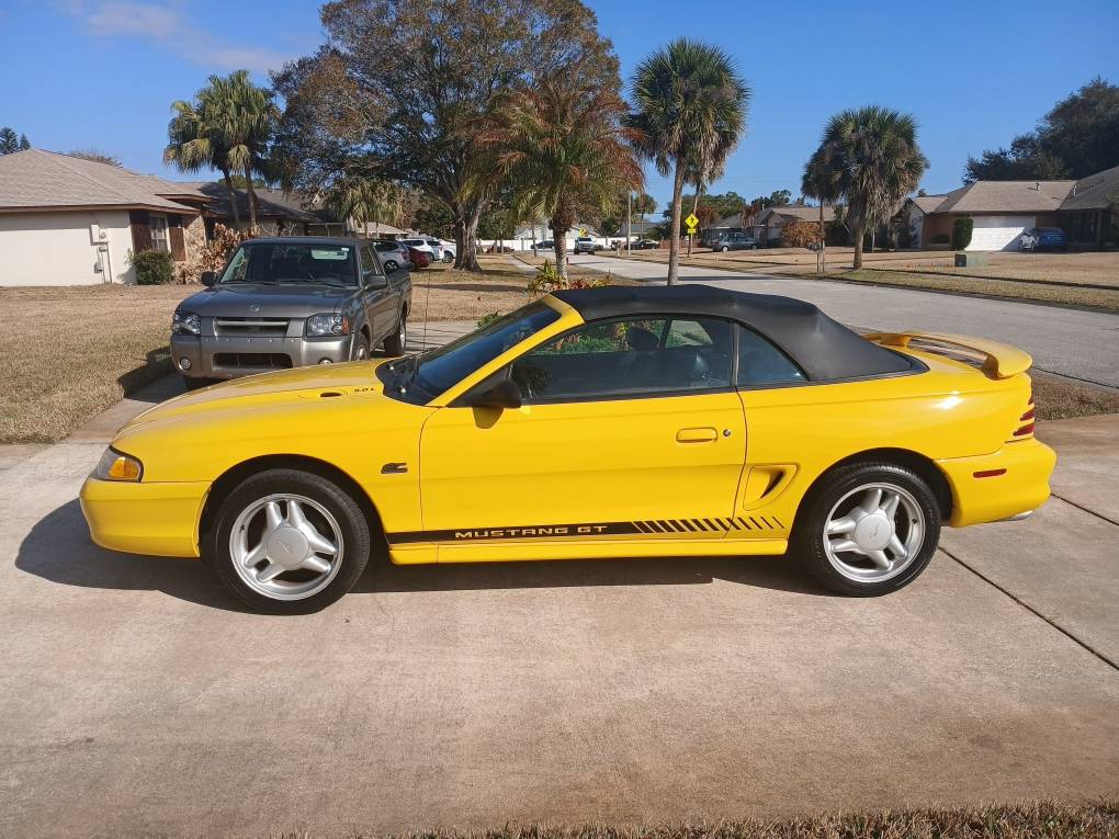 Ford-Mustang-1995-yellow