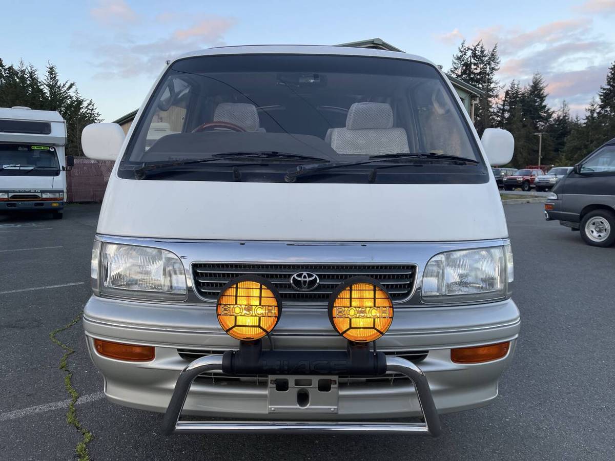 Toyota-Hiace-super-wagon-g-diesel-1995-white
