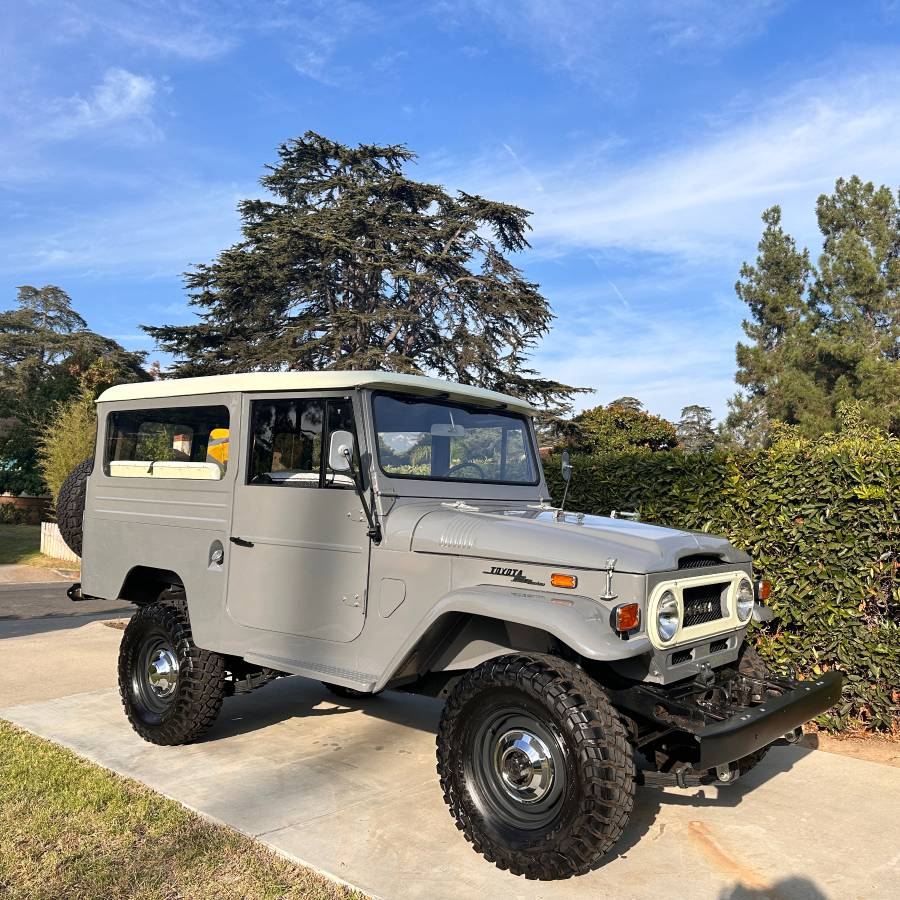 Toyota-Land-cruiser-1970-grey