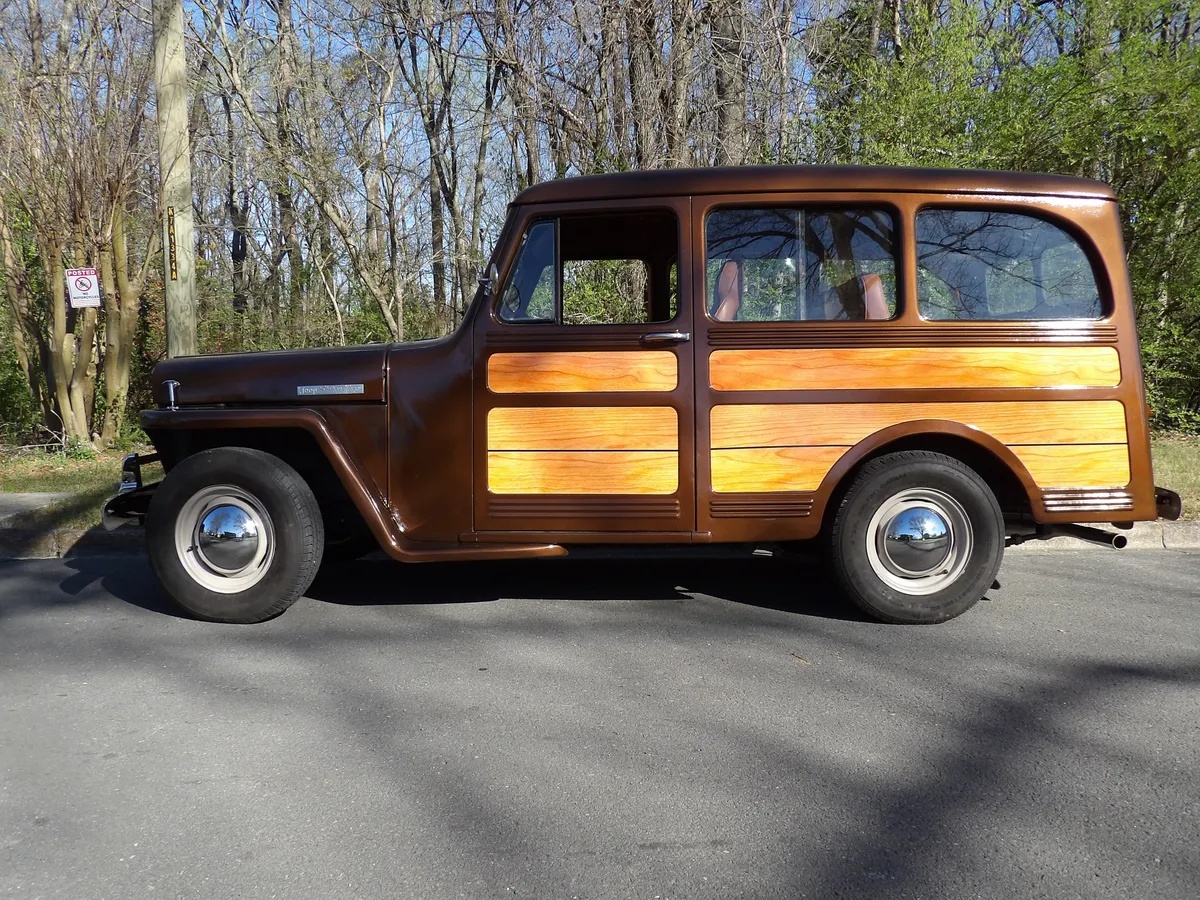 Willys-Sportwagon-1949-Bronze-Tan