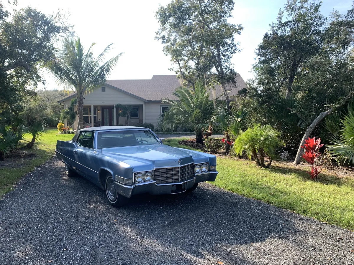 Cadillac-Coupe-deville-1969-Sky-Blue-Black