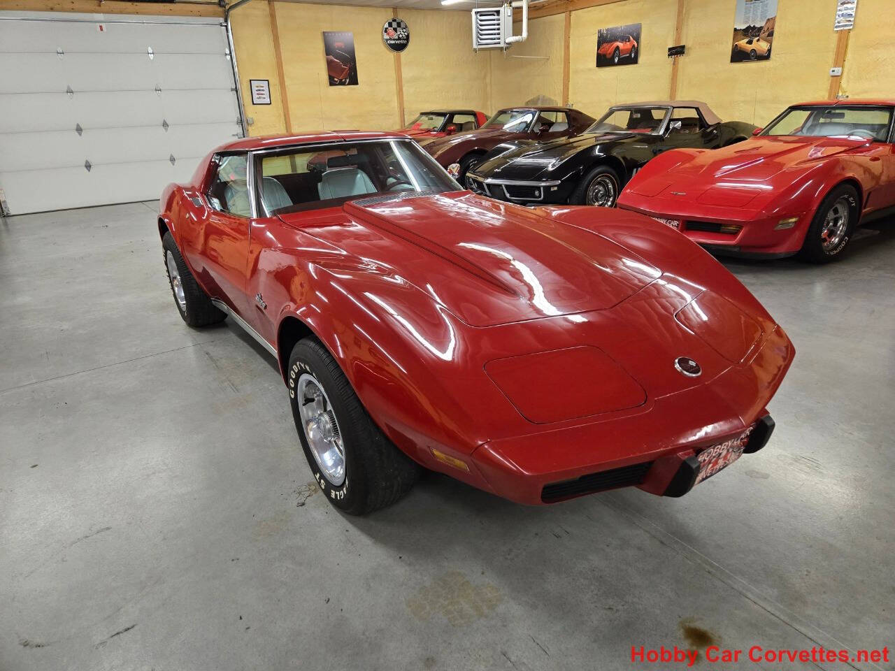 Chevrolet-Corvette-1976-Red-Off-White