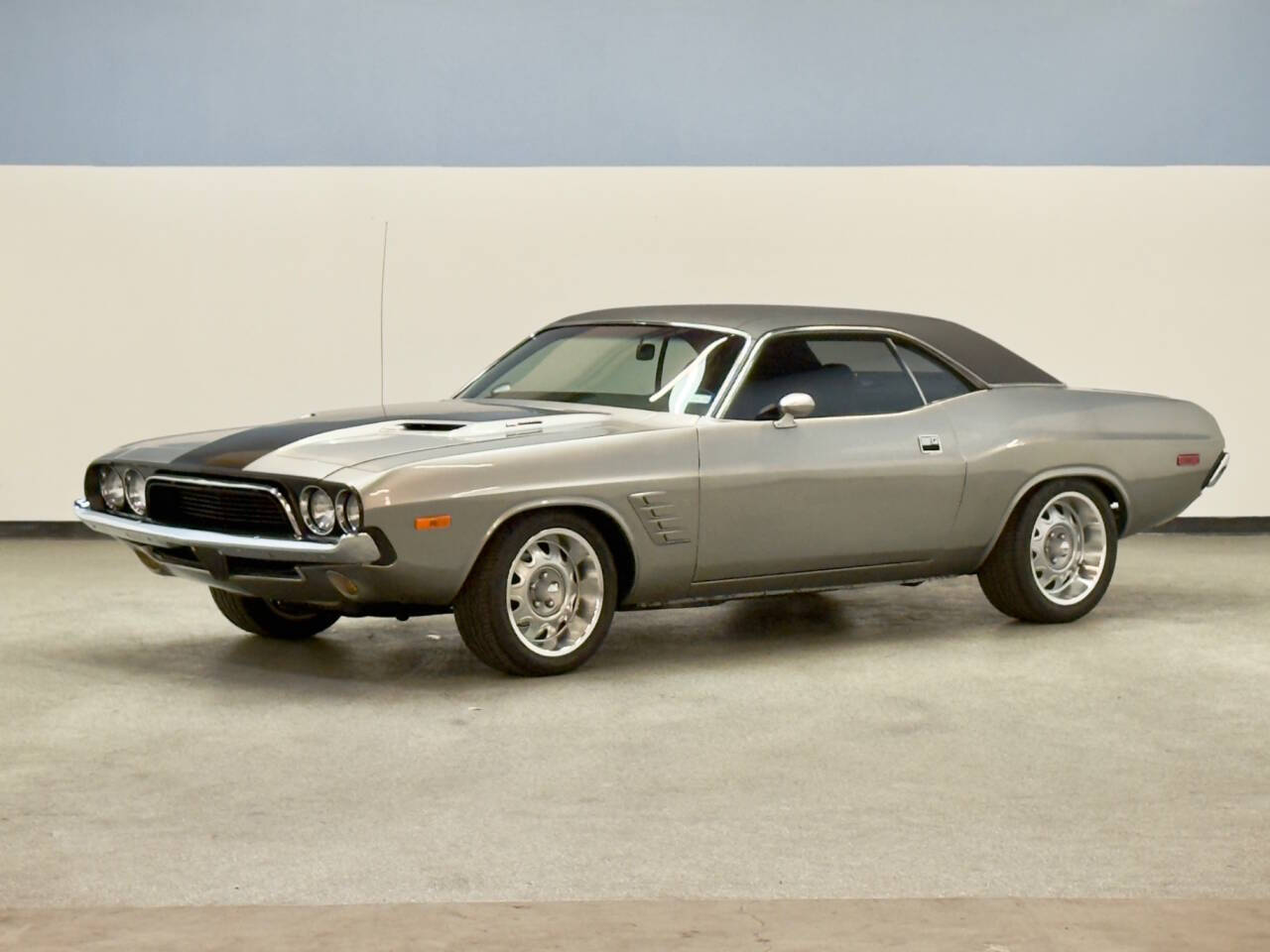 Dodge-Challenger-1973-Silver-Black
