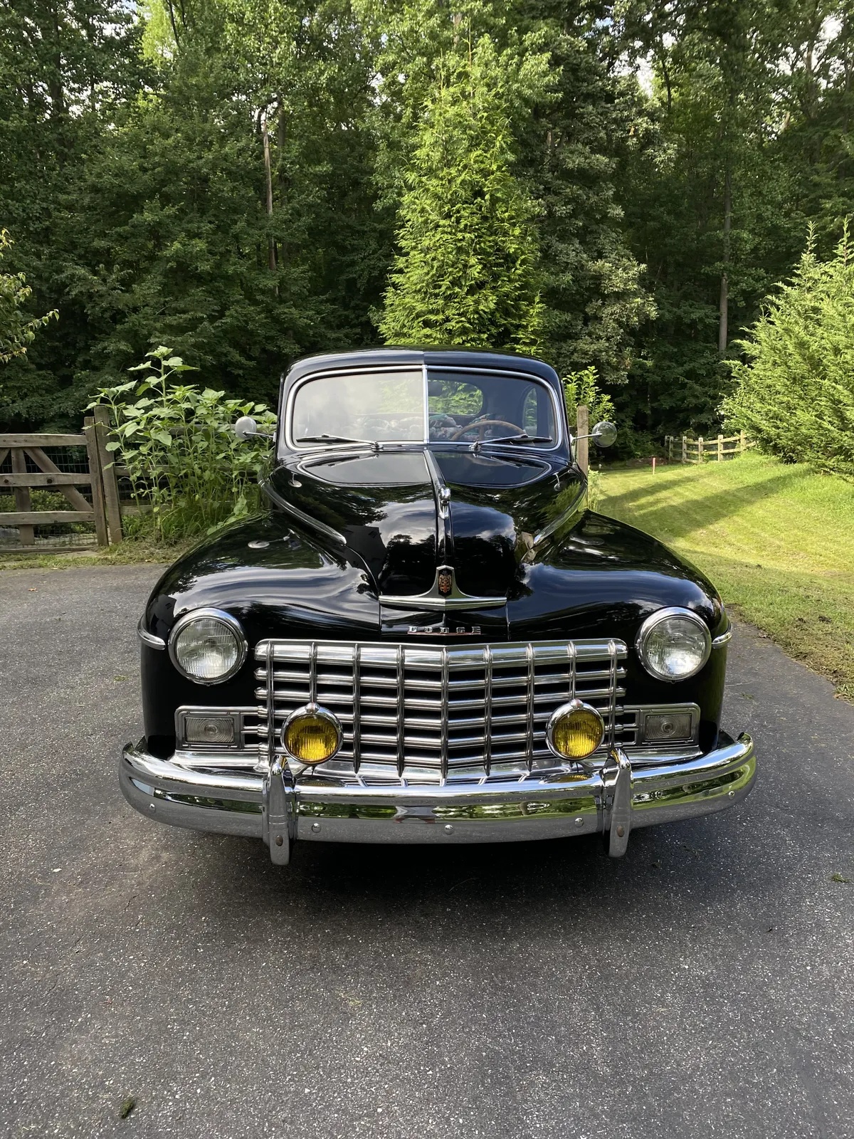 Dodge-Deluxe-1948-Black-Tan
