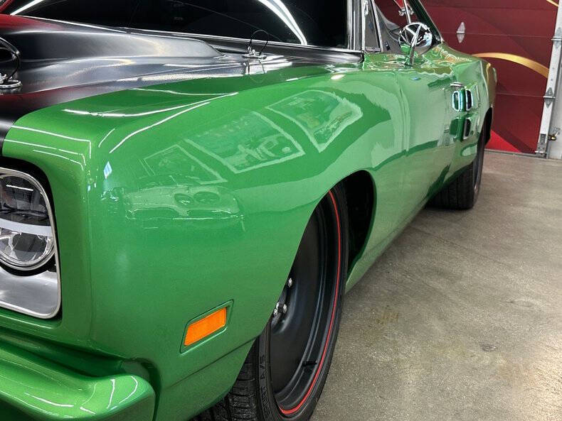 Dodge-Super-bee-1969-Bright-Green-Black