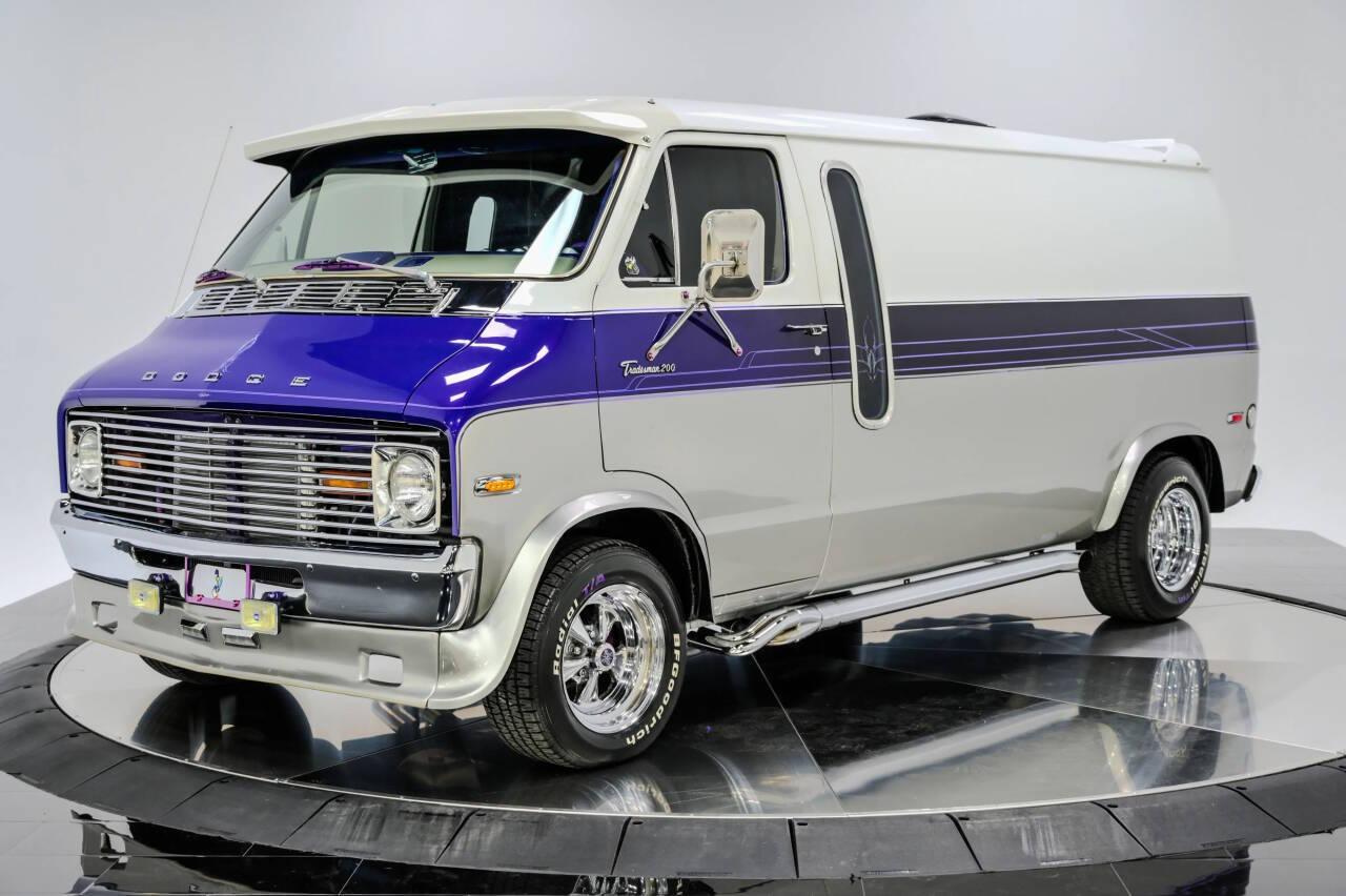 Dodge-Tradesman-200-1975-Silver-Purple