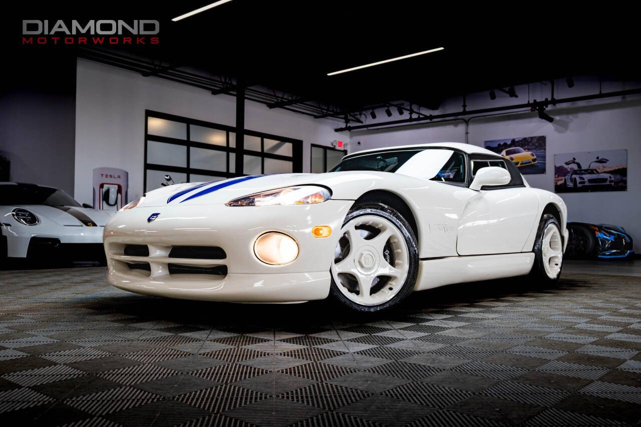 Dodge-Viper-1996-Stone-White-W-Blue-Stripes-Black