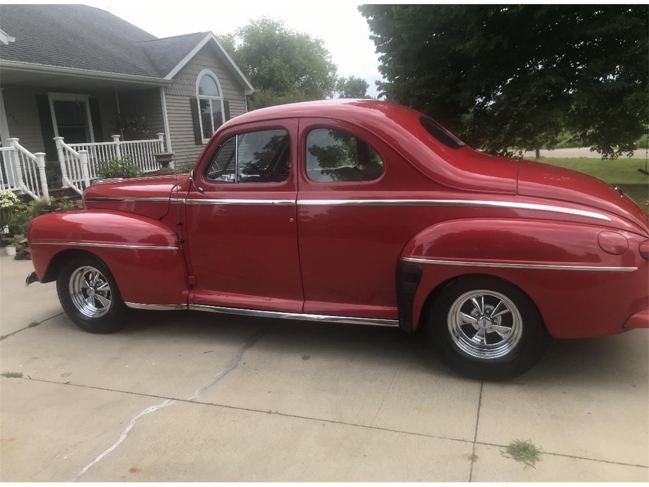 Ford-2-dr-coupe-1947-Red-Tan