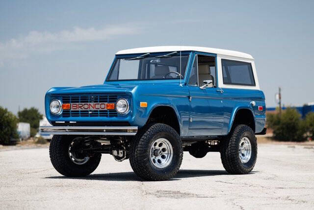 Ford-Bronco-1976-Blue-Wimbledon-White