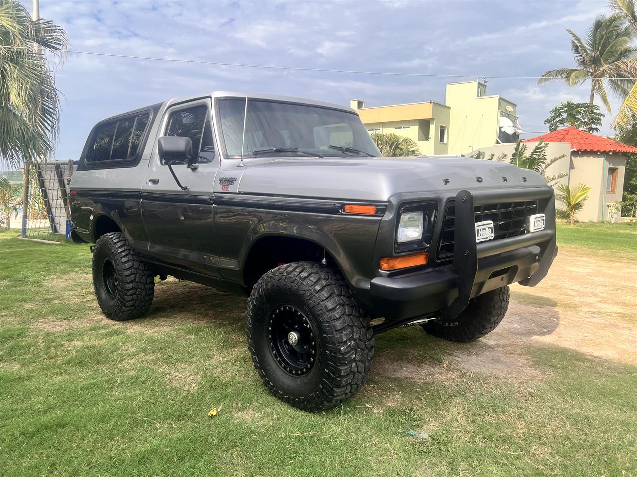 Ford-Bronco-1978-TWO-TONE-GREY-BLACK