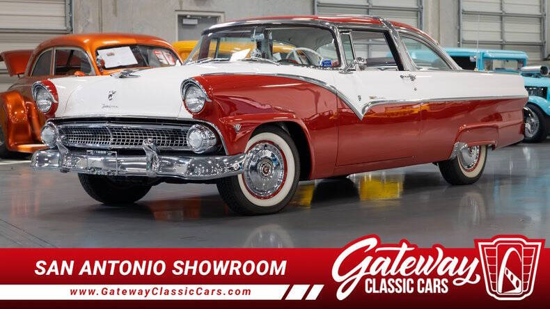 Ford-Crown-victoria-1955-Red-And-White-Red-And-White