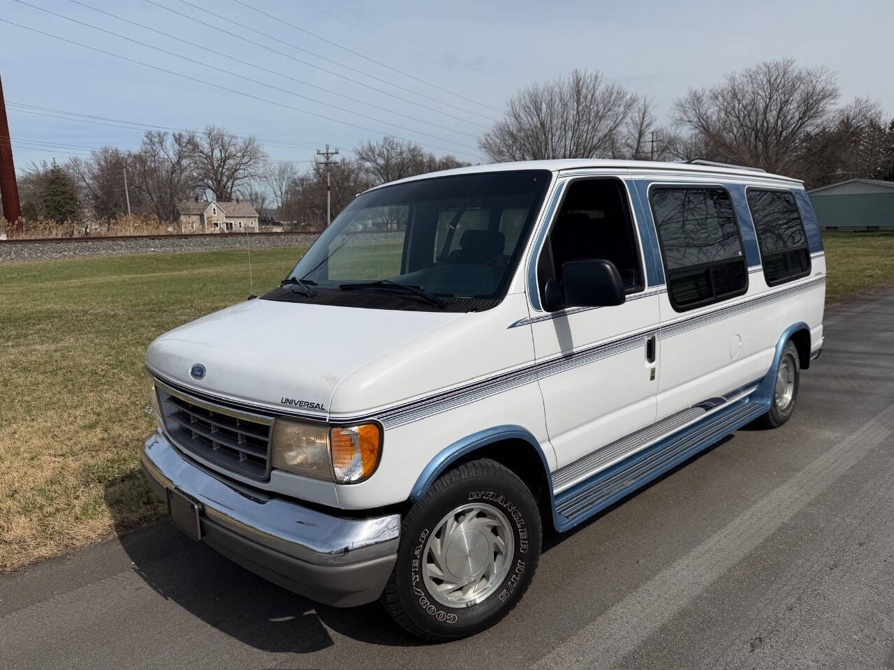 Ford-E-series-1996-White-Blue