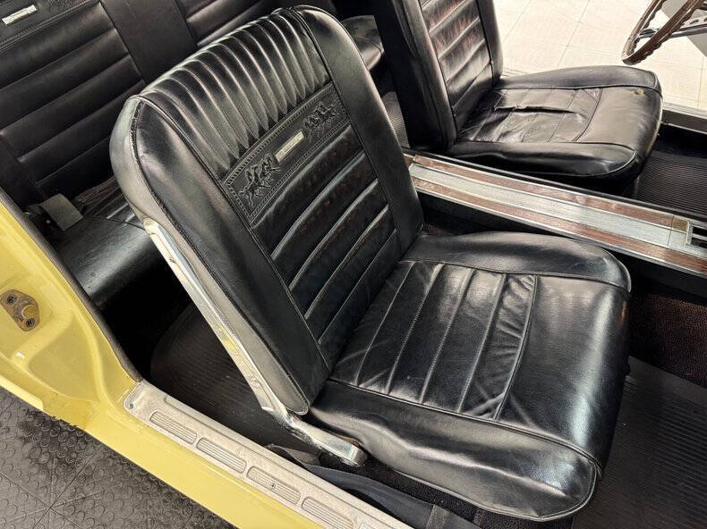 Ford-Mustang-1966-Springtime-Yellow-Black