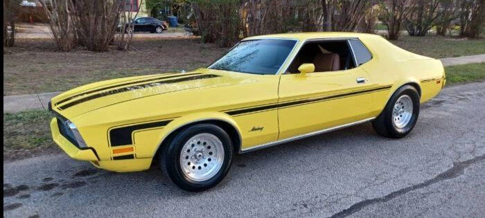 Ford-Mustang-1972-Yellow-Black-Stripes