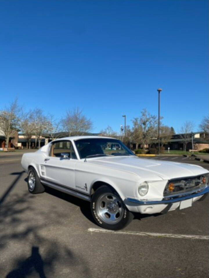 Ford-Mustang-custom-fastback-1967-White-Tan
