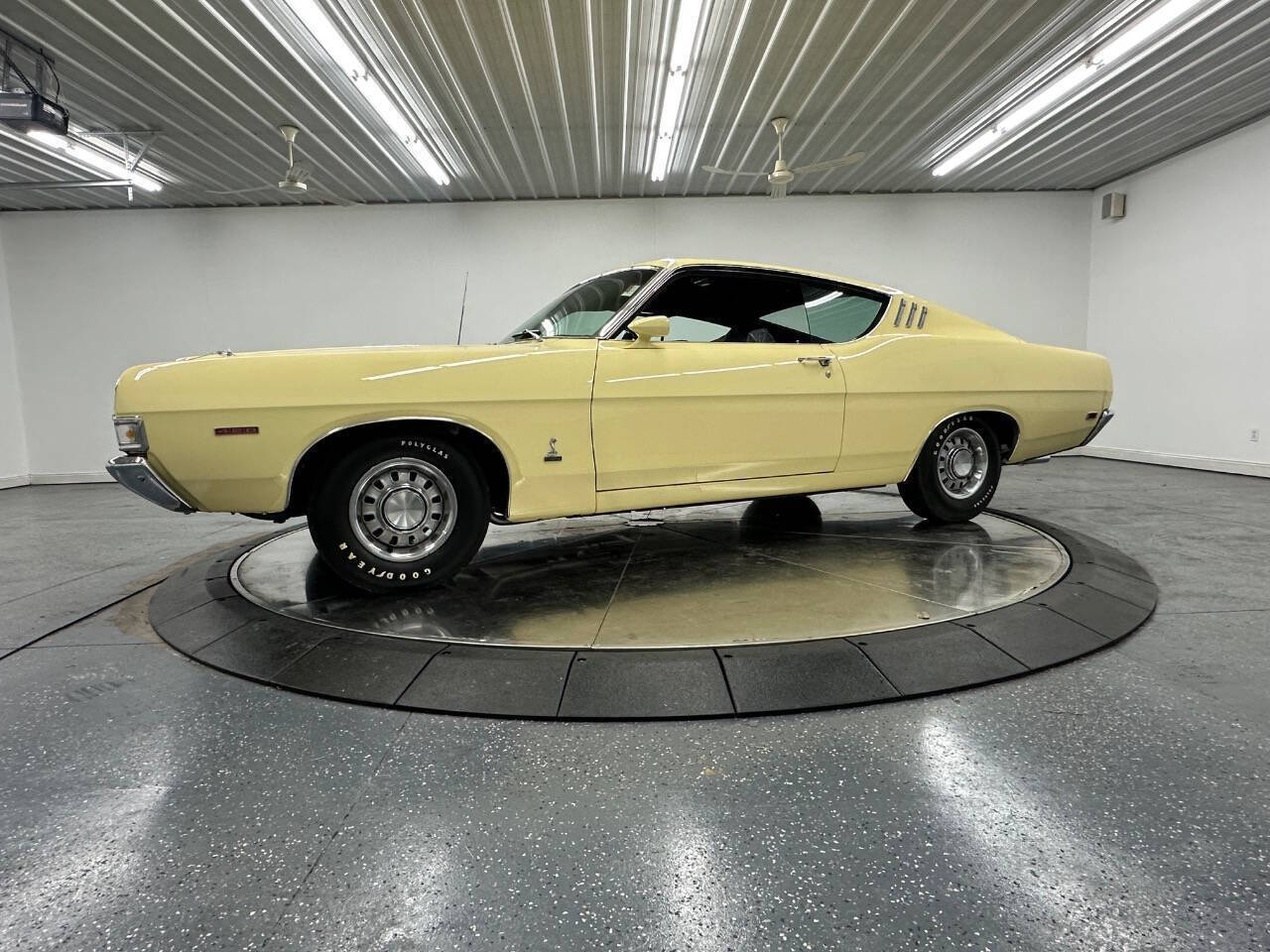 Ford-Torino-1969-Cream-Black