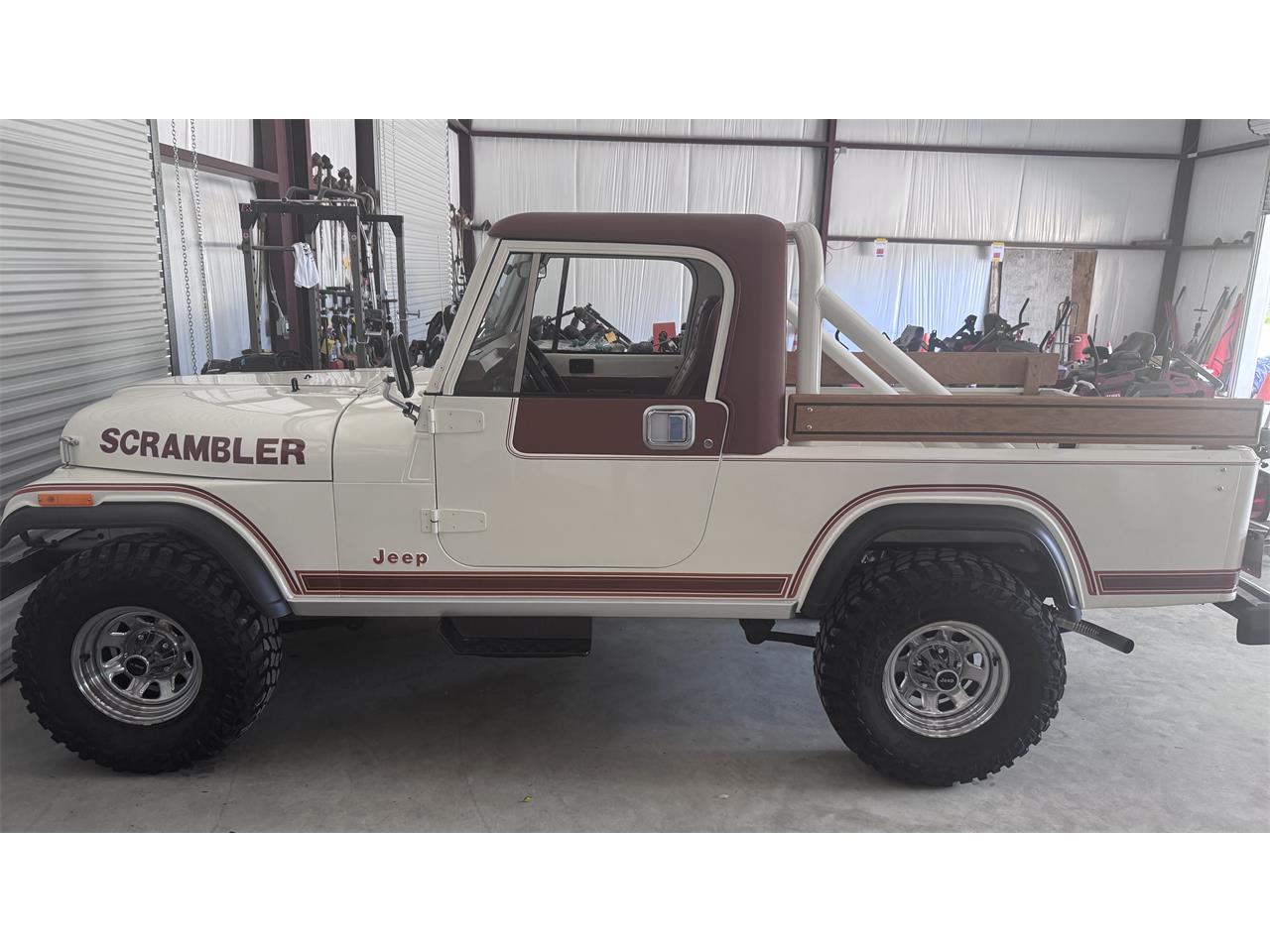 Jeep-Cj8-scrambler-1982-Olympic-White-Nutmeg