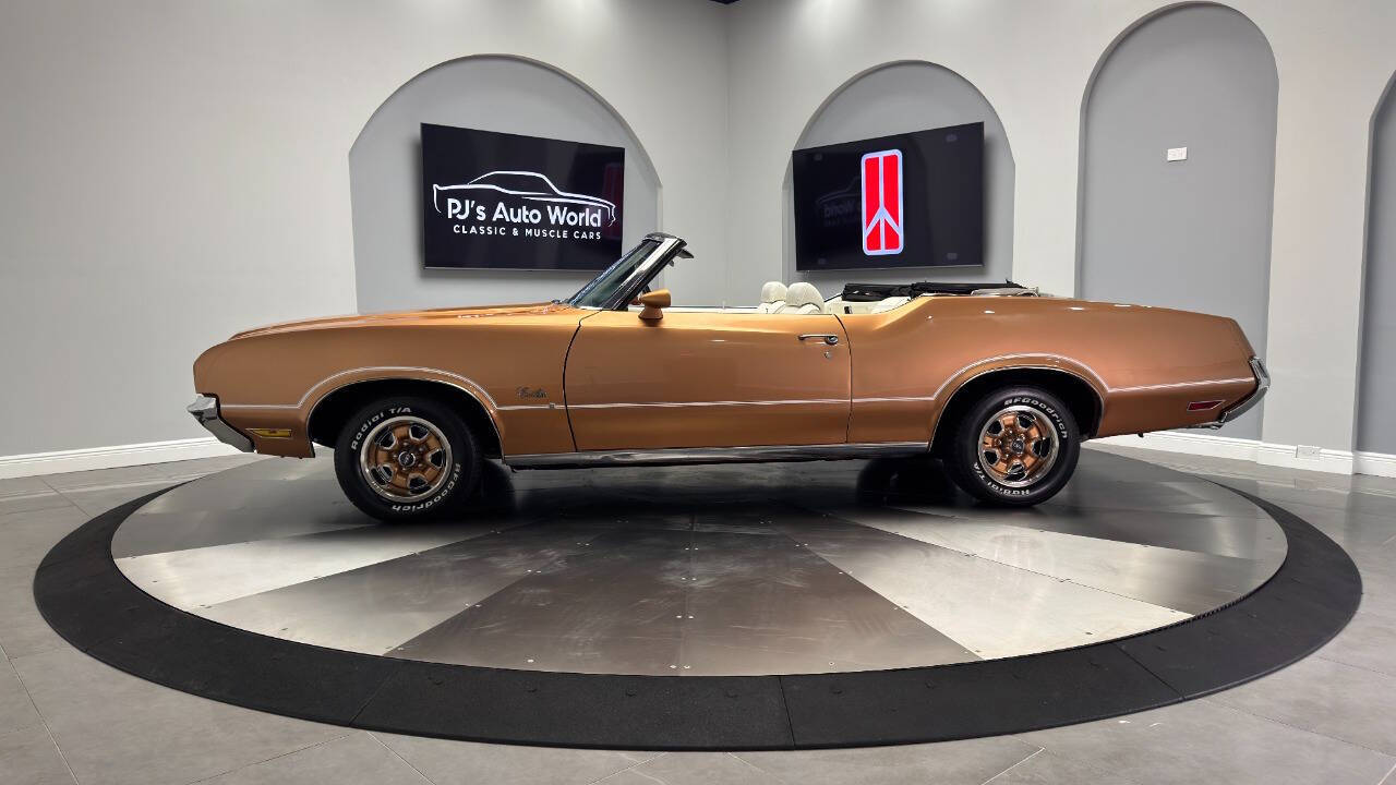 Oldsmobile-Cutlass-1972-Gold-White