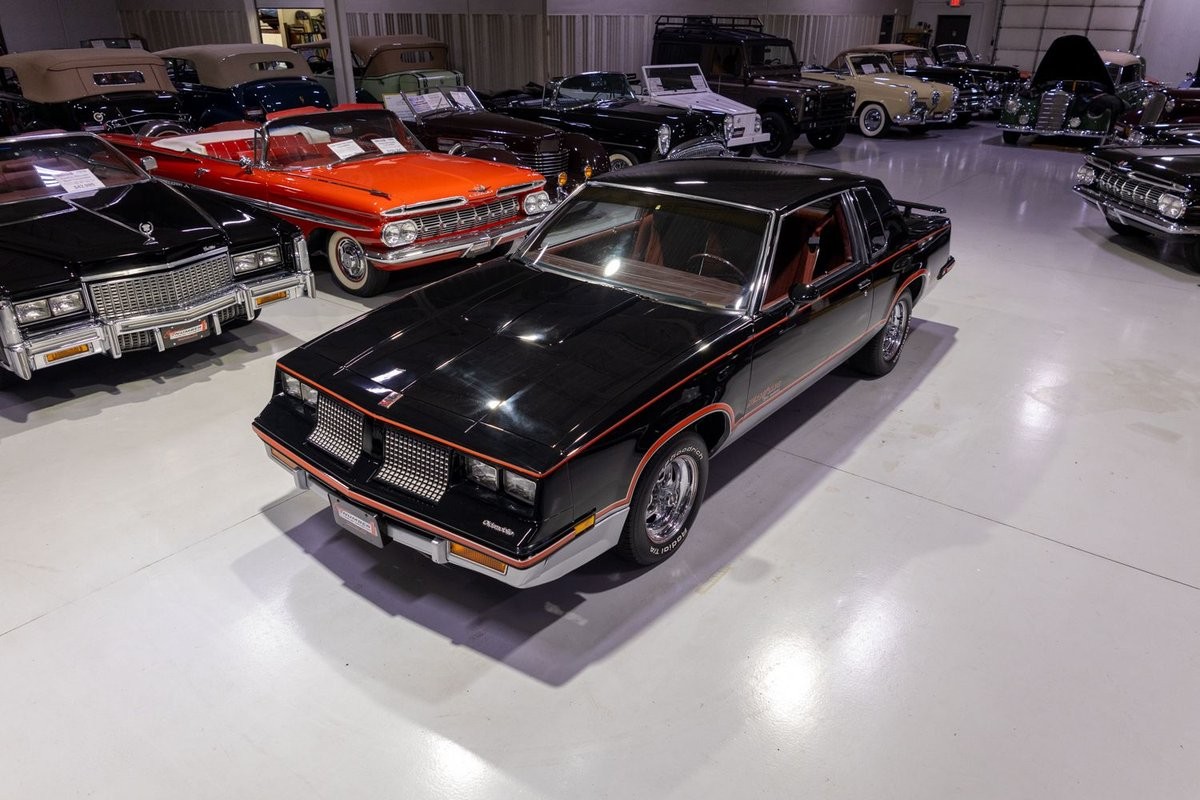 Oldsmobile-Cutlass-1983-Coupe-Dark-Maple