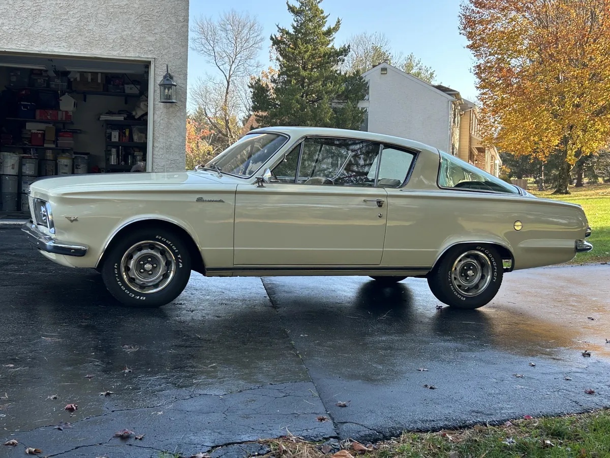 Plymouth-Barracuda-1965-Cream-Gold