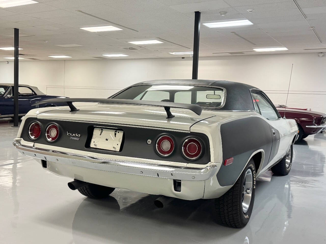 Plymouth-Barracuda-1973-White-Black