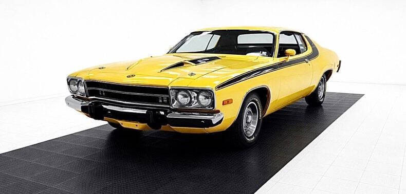 Plymouth-Roadrunner-1973-Lemon-Twist-Black