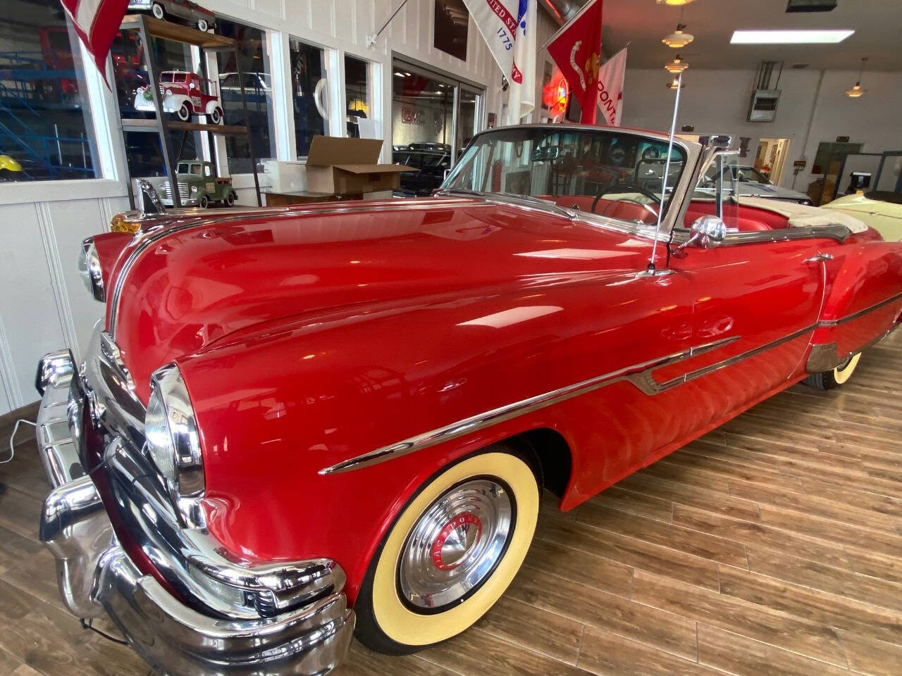 Pontiac-Chieftain-1953-Red-Tan