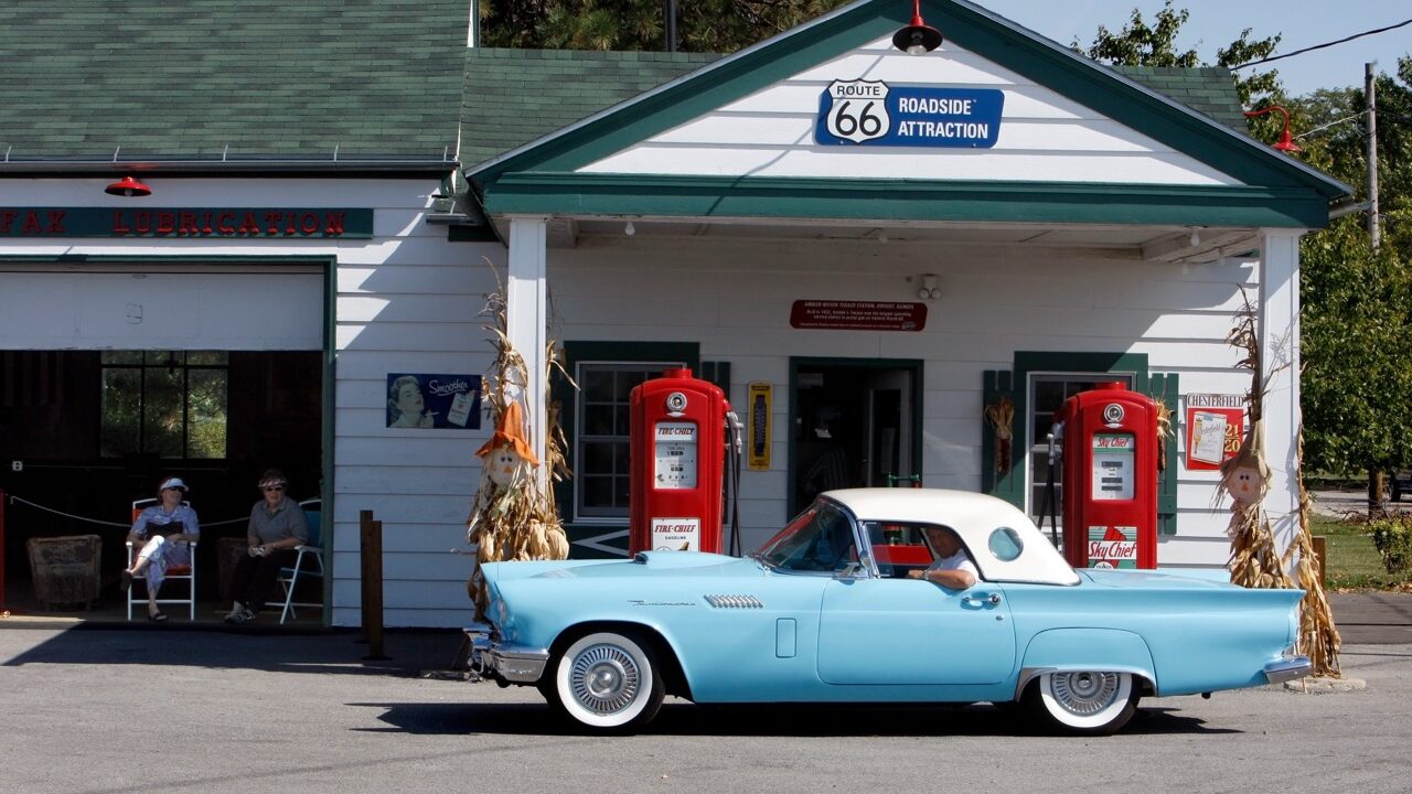 Ford Thunderbird à la station service