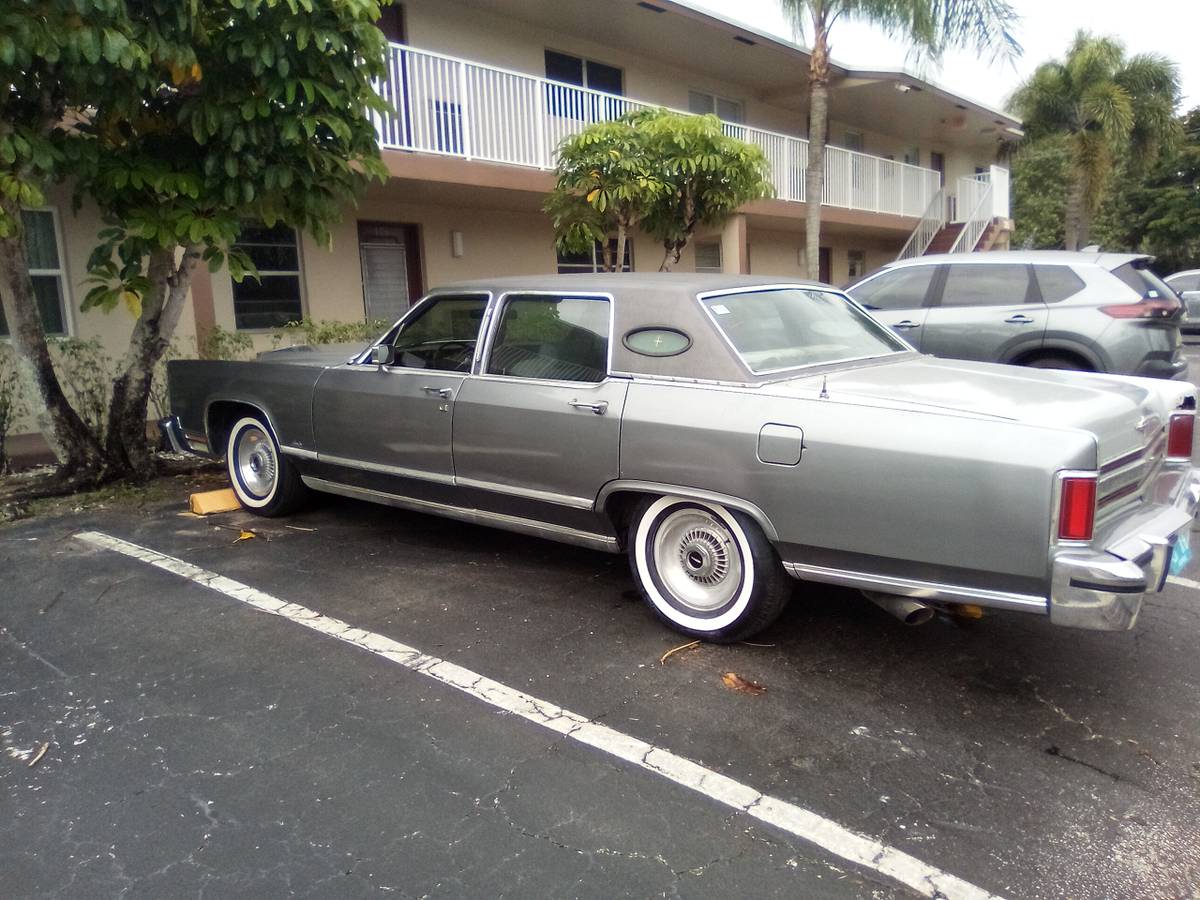 79-town-car-1979-grey