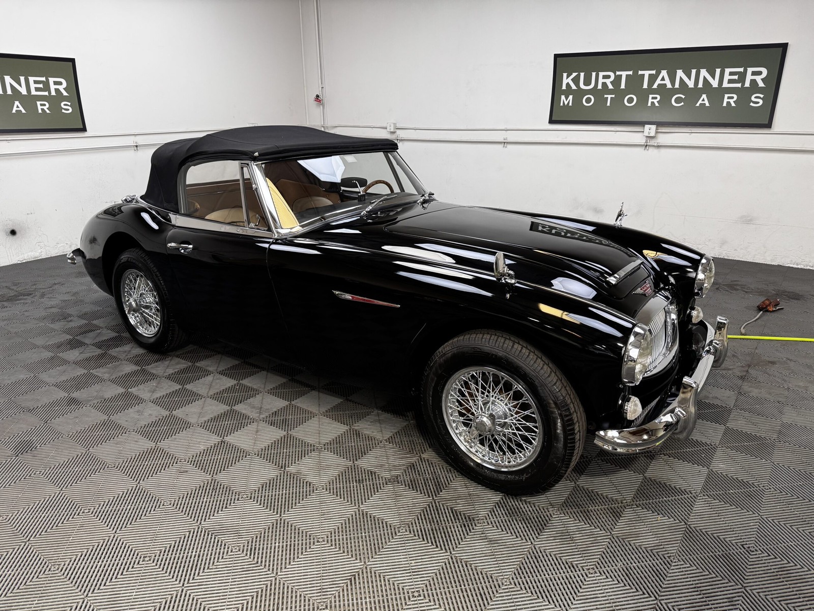 Austin-Healey-3000-1965-Convertible-Biscuit