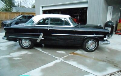 CRESTLINE VICTORIA 2 DR. HT. 1953