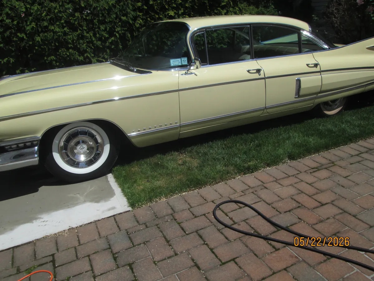 Cadillac-60s-1959-Gotham-Gold-Tan