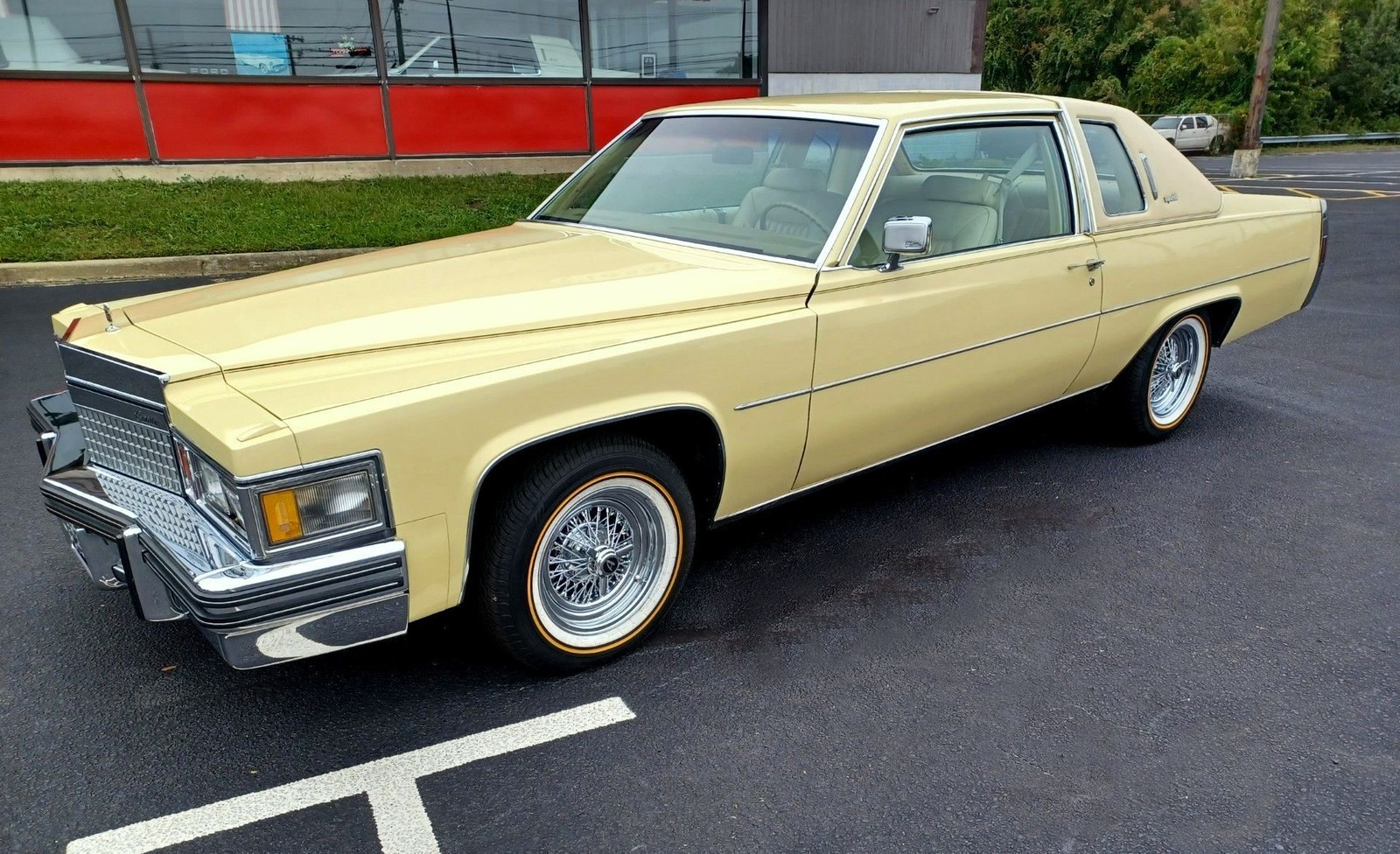 Cadillac-DeVille-1979-Premium-Yellow