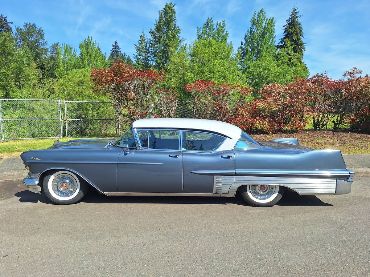 Cadillac-Fleetwood-1957-silver