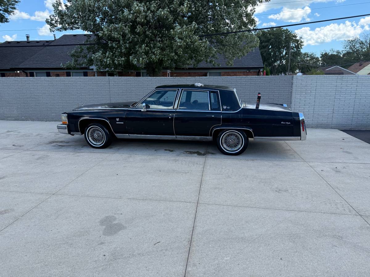 Cadillac-Fleetwood-1981-black