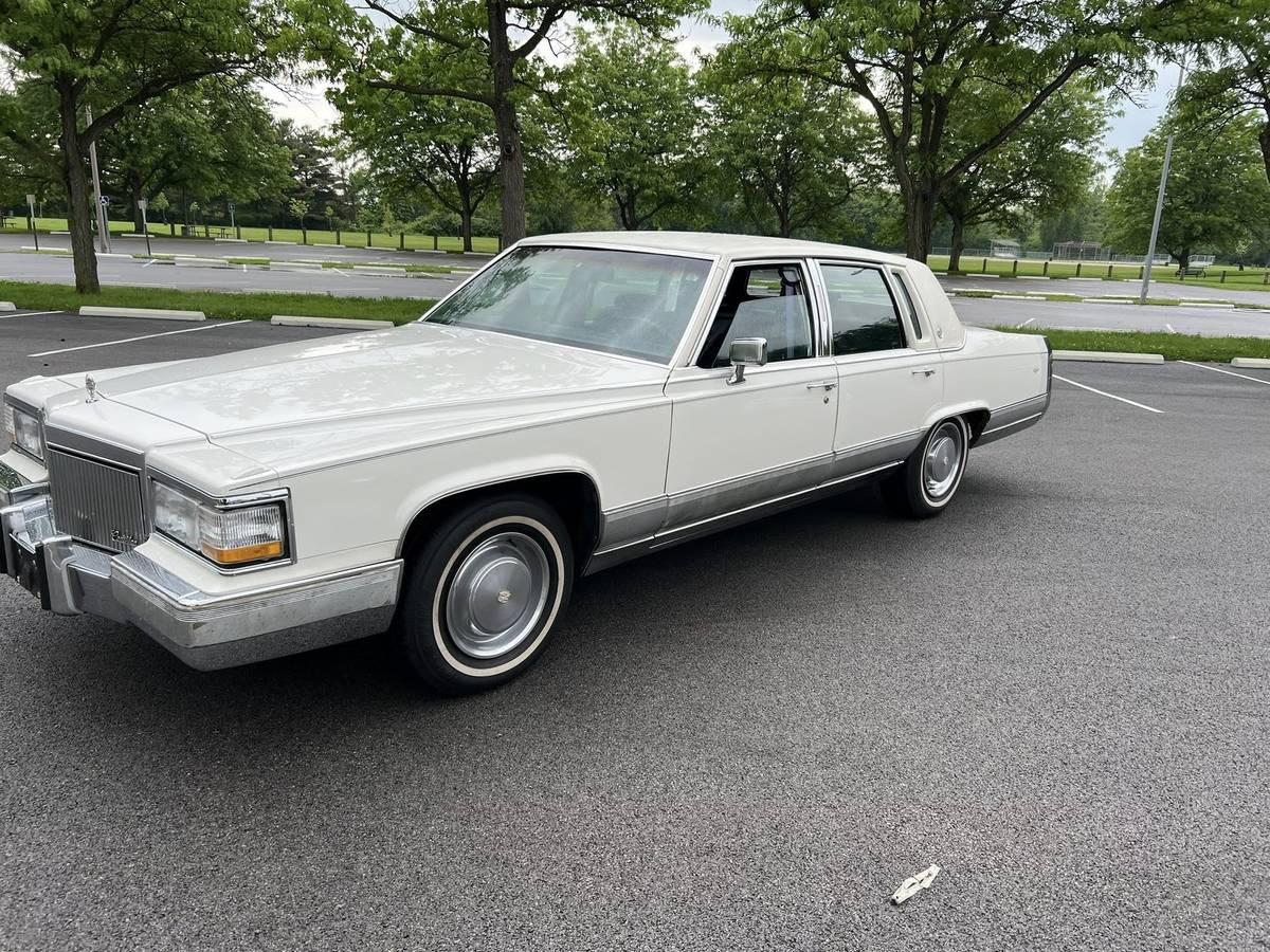 Cadillac-Fleetwood-brougham-1992-white