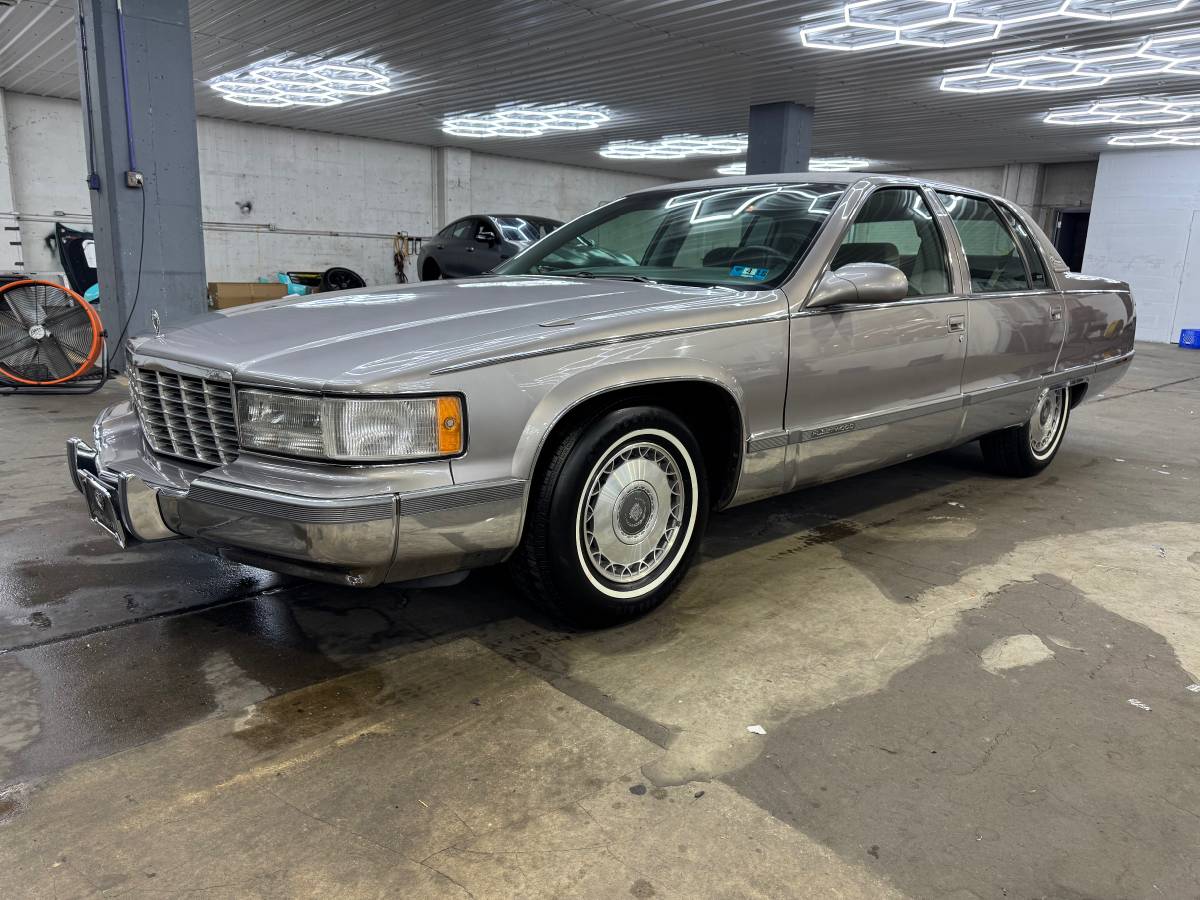 Cadillac-Fleetwood-brougham-1996-grey