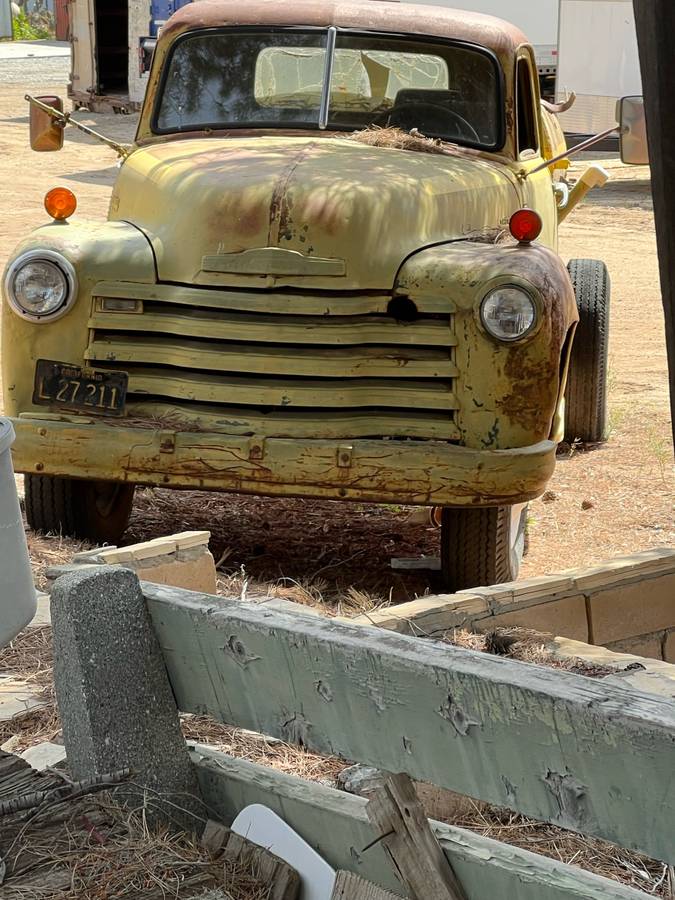Chevey-1947-yellow