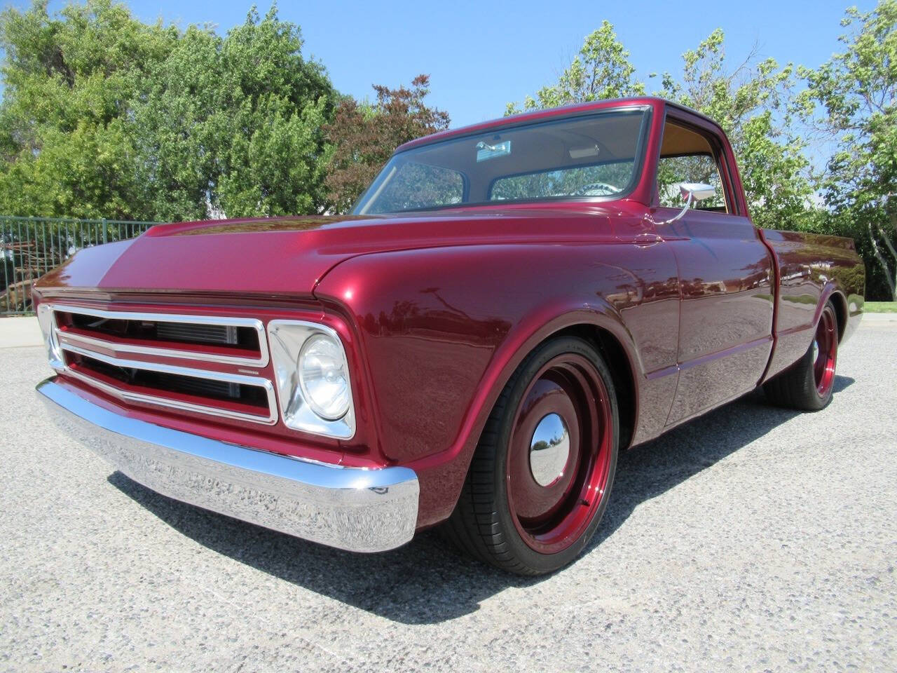 Chevrolet-C10-1972-Corvette-Anniversary-Red-Tan