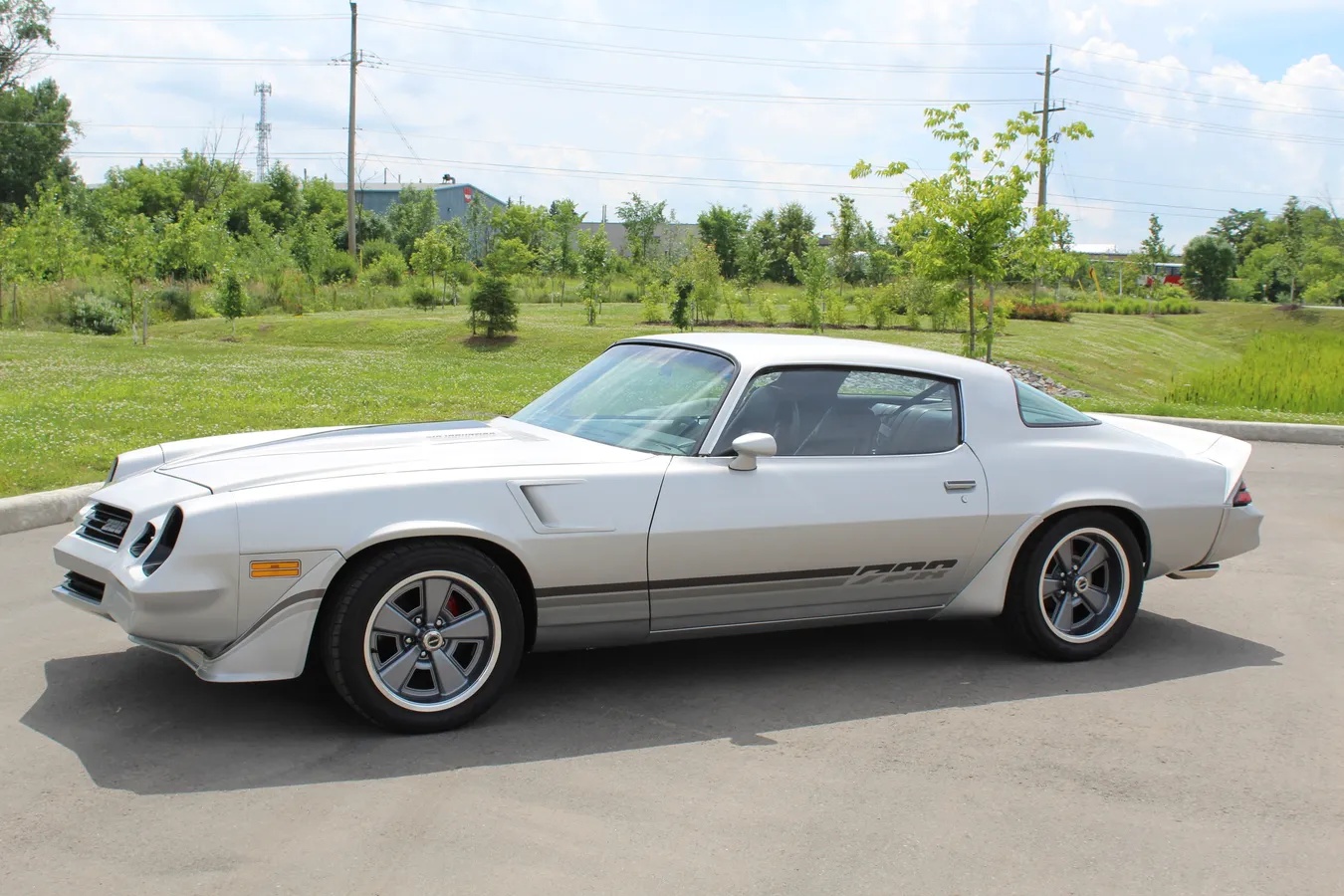 Chevrolet-Camaro-1981-Silver-Black