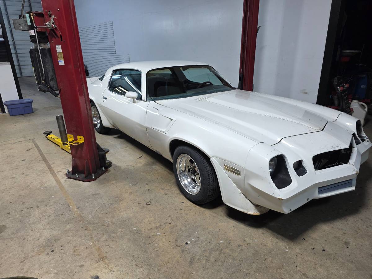 Chevrolet-Camaro-1981-white