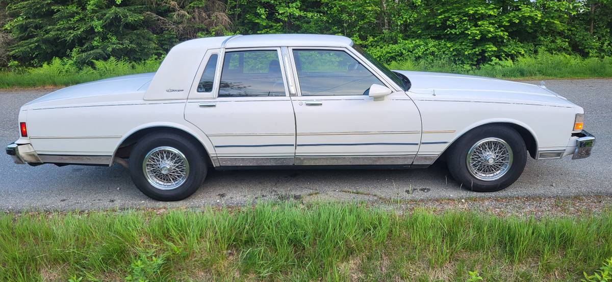 Chevrolet-Caprice-classic-ls-brougham-1988-white