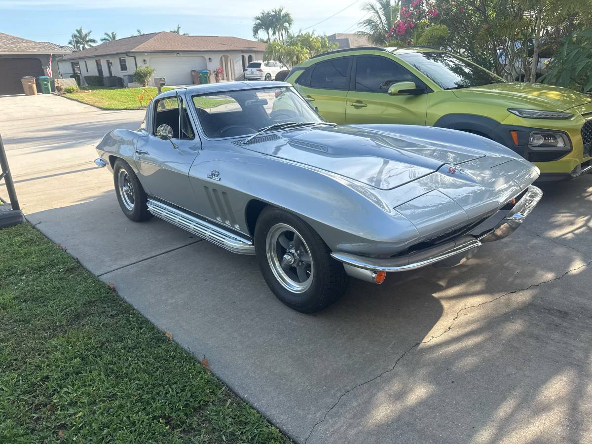 Chevrolet-Corvette-1965-silver
