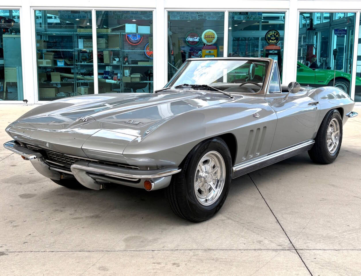 Chevrolet-Corvette-1966-Silver-Black