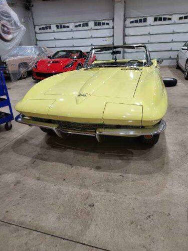 Chevrolet-Corvette-1967-YellowBlack-Top-Black