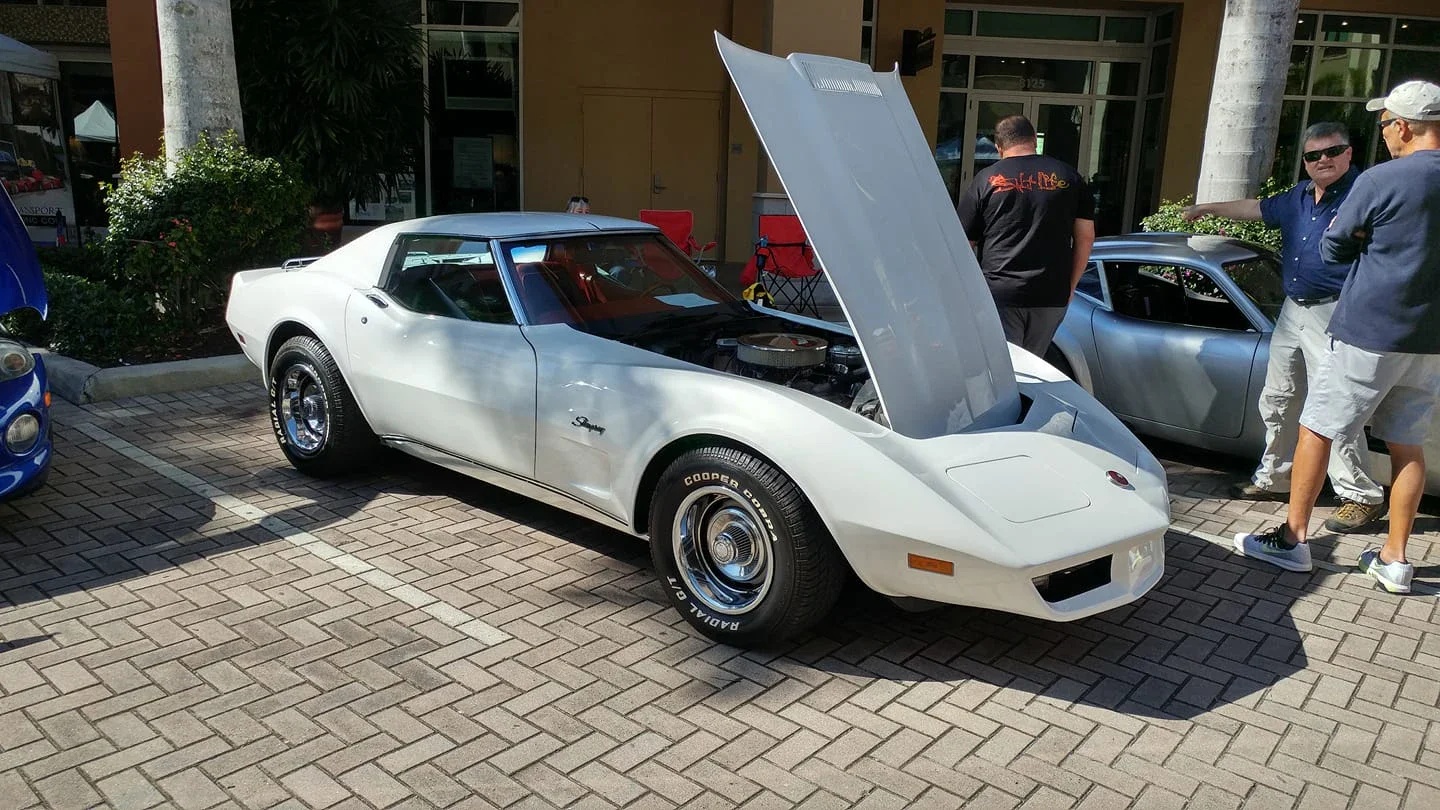 Chevrolet-Corvette-1976-White-Red