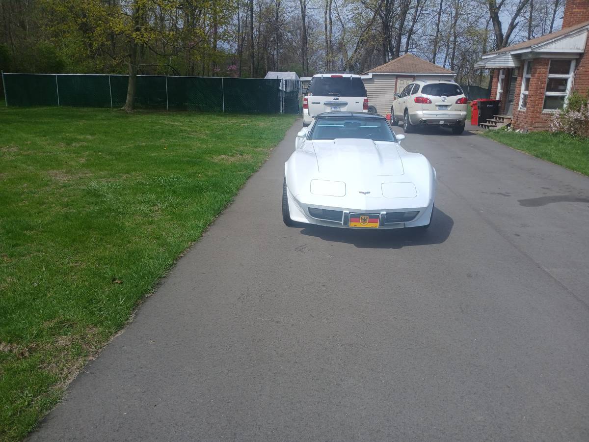 Chevrolet-Corvette-1979-white