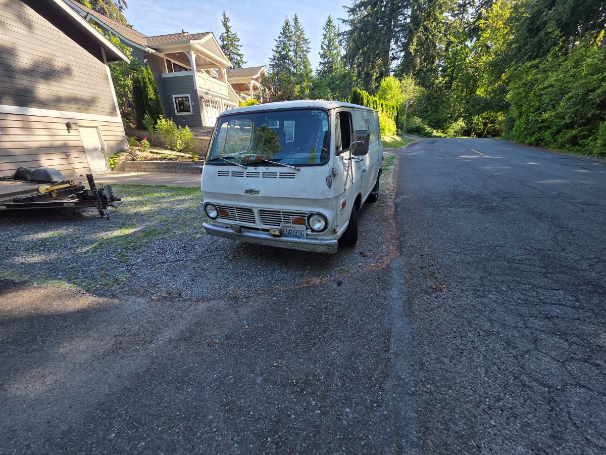 Chevrolet-G10-sport-van-90-1969-white