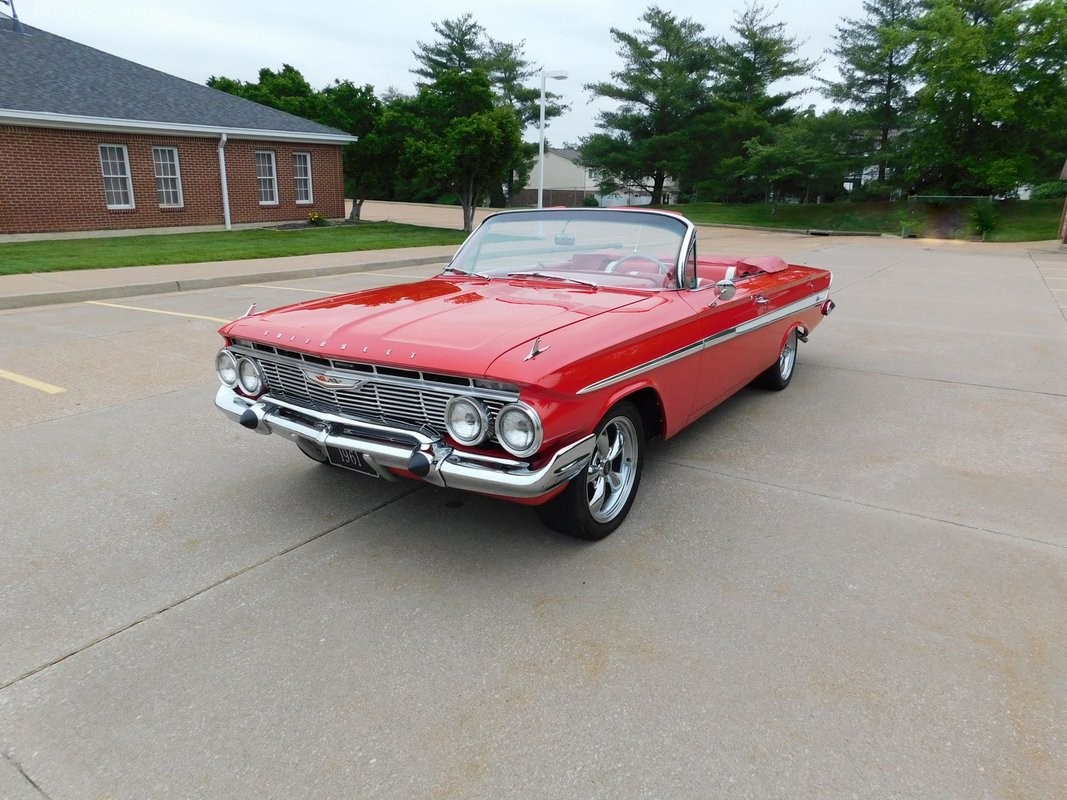 Chevrolet-Impala-1961-RED
