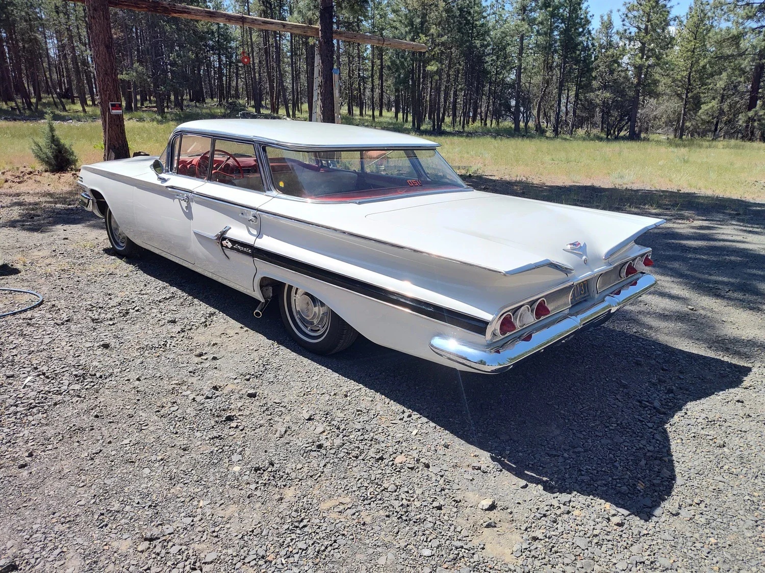 Chevrolet-Impala-sedan-1960-White-Red